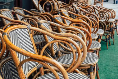 Restoran dışında birçok boş ahşap sandalye