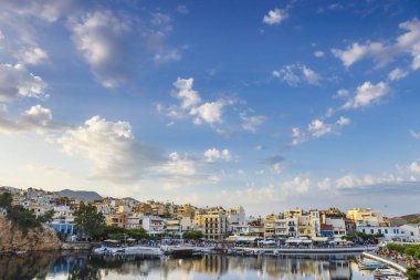 Agios Nikolaos, Girit, Yunanistan - 08 Haziran 2017: Agios Nikolaos town adlı yaz öğleden sonra. Agios Nikolaos adada Crete, Yunanistan en turistik kentlerinden biridir