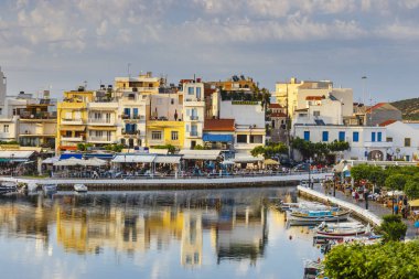 Agios Nikolaos, Girit, Yunanistan - 08 Haziran 2017: Agios Nikolaos town adlı yaz öğleden sonra. Agios Nikolaos adada Crete, Yunanistan en turistik kentlerinden biridir