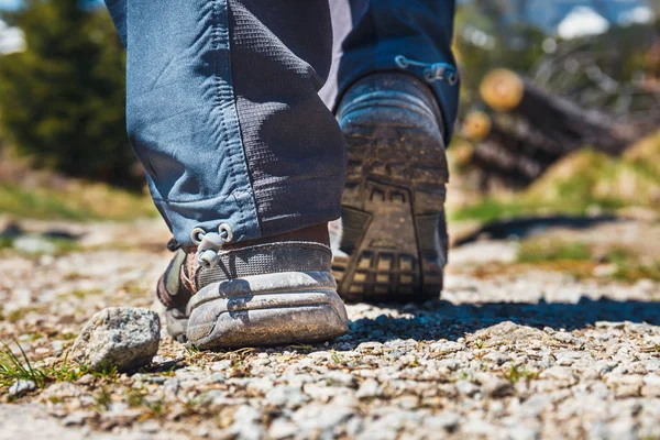 Excursionista caminando por el camino en las montañas. Cierre de zapatos —  Fotos de Stock