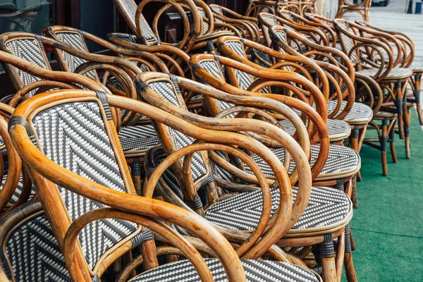 Wiele pustych krzeseł drewnianych, poza restauracja — Zdjęcie stockowe