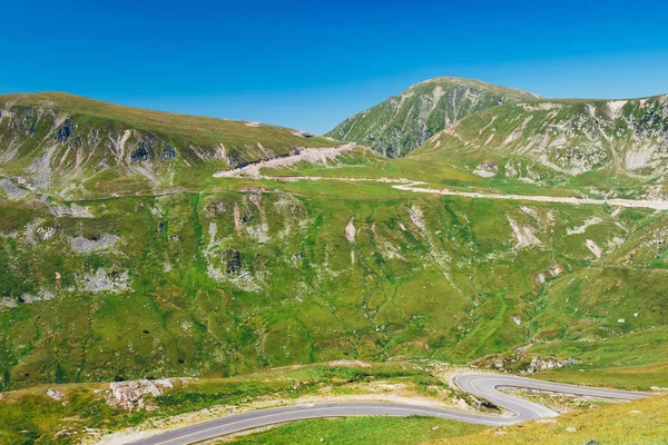 Estrada sinuosa e perigosa em Parang Mountains, na Roménia — Fotografia de Stock