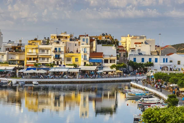 Άγιος Νικόλαος, Κρήτη, Ελλάδα - 08 Ιουνίου 2017: Πόλη του Αγίου Νικολάου στο καλοκαιρινό απόγευμα. Ο Άγιος Νικόλαος είναι μια από τις πιο τουριστικές πόλεις στο νησί της Κρήτης, Ελλάδα — Φωτογραφία Αρχείου