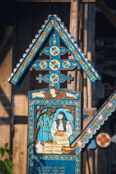 SAPANTA, ROMANIA - 04 LUGLIO 2015- L'allegro cimitero di Sapanta, Maramures, Romania. Quel cimitero è unico in Romania e nel mondo — Foto Stock