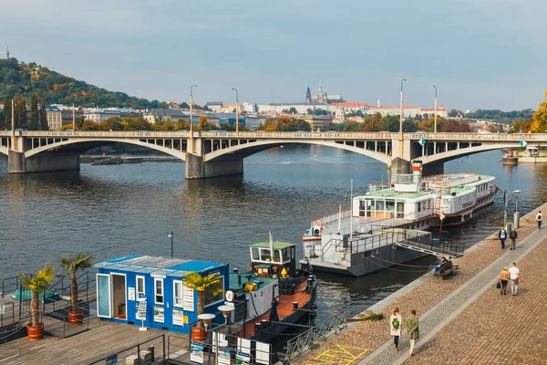 Praga, Repubblica Ceca, 01 ottobre 2017: Veduta del centro storico di Praga con bellissimi edifici storici — Foto Stock