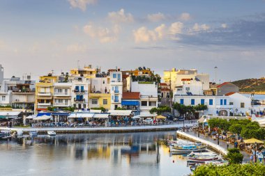 Agios Nikolaos, Girit, Yunanistan - 08 Haziran 2017: Agios Nikolaos town adlı yaz öğleden sonra. Agios Nikolaos adada Crete, Yunanistan en turistik kentlerinden biridir