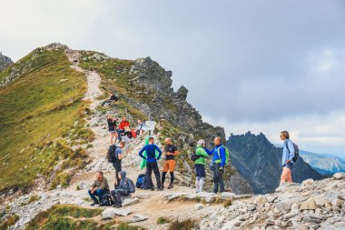 Tatra Dağları, Polonya, 14 Ağustos 2017: Tanımlanamayan grup dinlenme ve Krzyzne Pass içinde yüksek Tatra Dağları, Polonya, bitkin yürüyüşçü