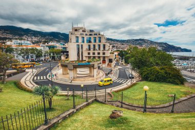 Funchal, Madeira, 06 Temmuz 2016: Funchal, Madeira binalarda çatı üstleri üzerinden bir görünüm