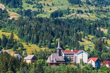 Küçük köyde Romen Karpatlar, yaz sezonu, Romanya