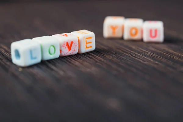 Mensaje de amor escrito en bloques de madera sobre fondo de madera —  Fotos de Stock