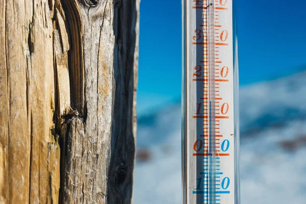 Термометр привязанный на столбе снаружи в горах, неглубокая глубина резкости — стоковое фото