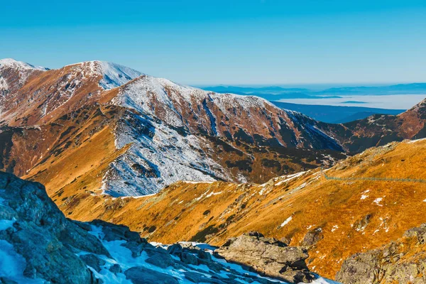 Herfst berglandschap, Red pieken in Tatra gebergte — Stockfoto