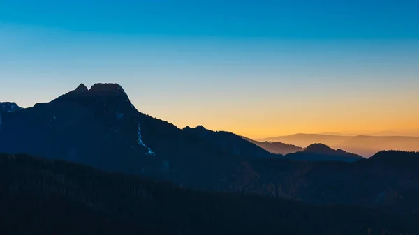Gasienicowa Lichtung in der Tatra während des farbenfrohen Sonnenuntergangs — Stockfoto