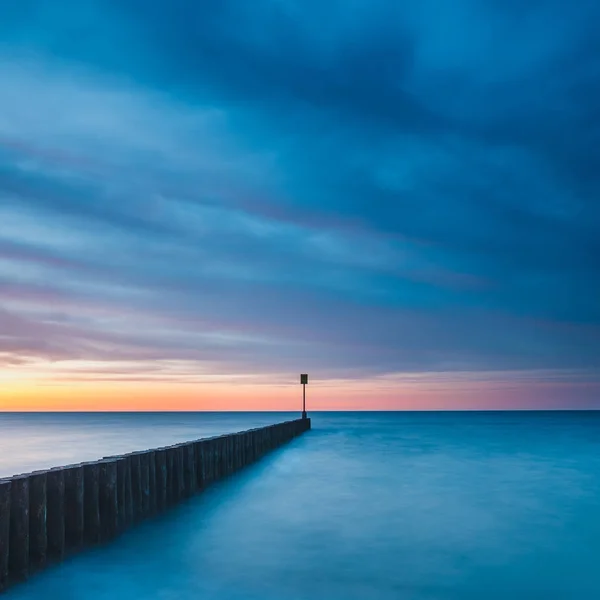 Tramonto sulla spiaggia, lunga esposizione — Foto Stock