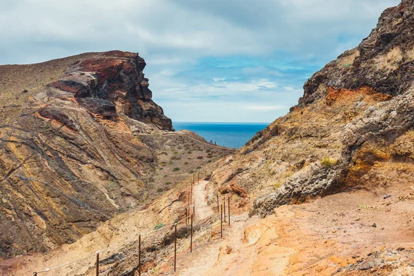 Falésias na Ponta de São Lourenco, Madeira, Portugal — Fotografia de Stock