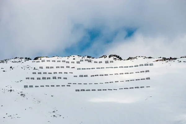 Лавинные барьеры в горах зимой — стоковое фото