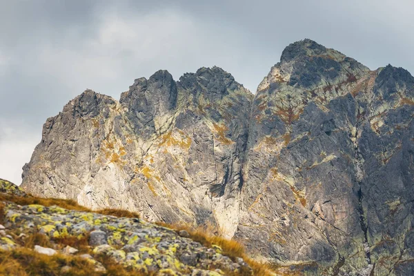 Otoño en el valle de los Cinco Lagos en las altas montañas de Tatra, Polonia —  Fotos de Stock