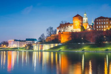 Wawel Kalesi akşam Krakow yansıması nehre, Polonya ile. Uzun süreli pozlama