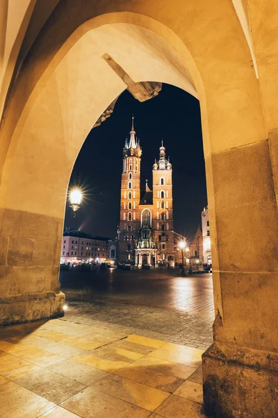 Market Square di Krakow pada malam hari, Polandia — Stok Foto