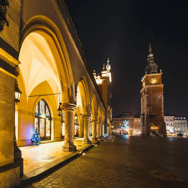 Marktplein in Krakau 's nachts, Polen — Stockfoto