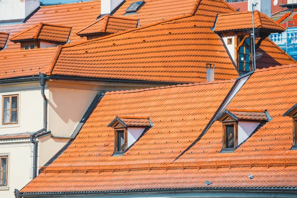 Vista di vecchi tetti di tegole rosse a Praga, Repubblica Ceca — Foto Stock