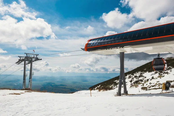 Teleférico de Tatranska lomnica a Skalnate pleso en las montañas de High Tatra, Eslovaquia — Foto de Stock