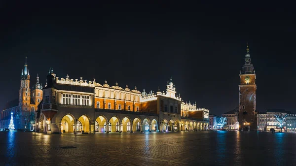 Panoramik gece Sukiennice ve Meryem Ana Kilisesi, Krakow, Polonya — Stok fotoğraf