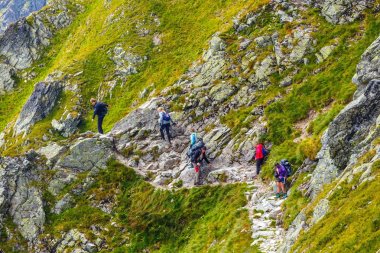 Tatra Dağları, Polonya, 14 Ağustos 2017: Tanımlanamayan grup dinlenme ve Krzyzne Pass içinde yüksek Tatra Dağları, Polonya, bitkin yürüyüşçü
