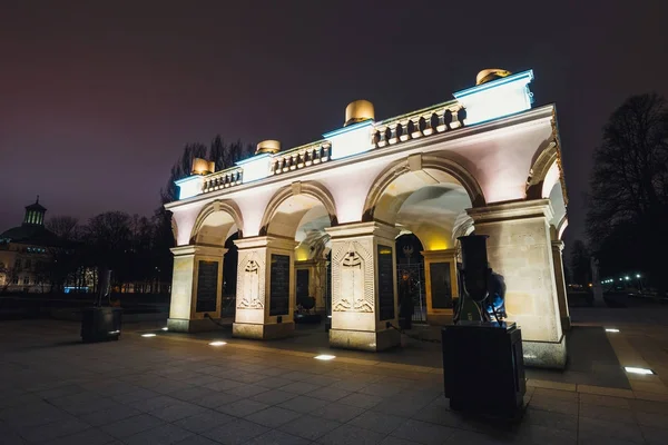 Varşova, Polonya - 12 Mart 2016: Gece görünümü Pilsudski Meydanı Varşova'sonsuz alev ile bilinmeyen askerlerin mezar.