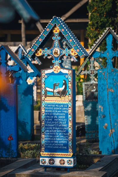 Sapanta, rumänien - 04 juli 2015- der fröhliche friedhof von sapanta, maramures, rumänien. Dieser Friedhof ist einzigartig in Rumänien und der Welt — Stockfoto