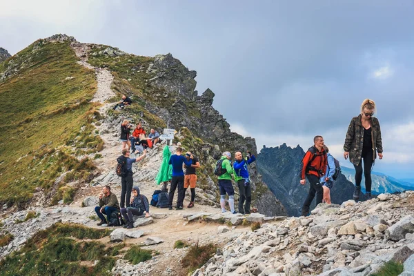 Tatrabergen, Polen, 14 augusti 2017: Oidentifierad grupp vandrare vilar och utmattad på Krzyzne Pass i Höga Tatrabergen, Polen — Stockfoto
