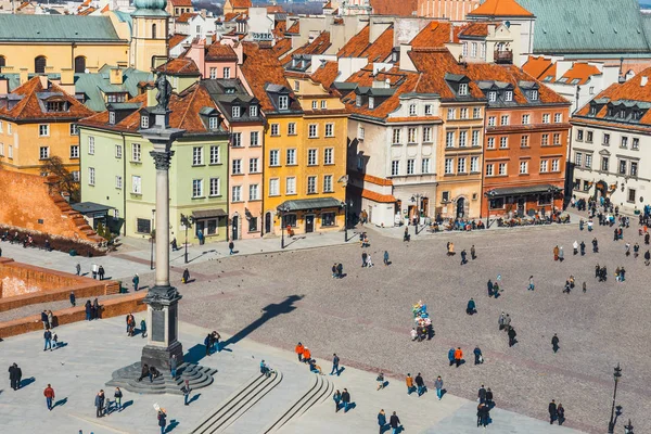 WARSAW, POLÓNIA, 13 de março de 2016: Praça da cidade velha em Varsóvia em um dia ensolarado. Varsóvia é a capital da Polónia — Fotografia de Stock