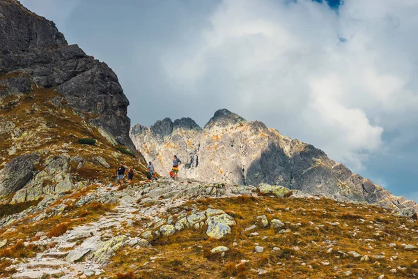 Tatrabergen, Polen - 10 September 2017: grupp människor vandra i fem sjöar dalen i Höga Tatrabergen, Polen — Stockfoto