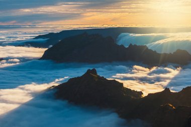 dağların, Madeira Adası, Portekiz üzerinden güzel gün batımı
