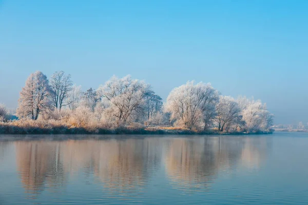 Paisagem de inverno com um rio e árvores cobertas com geada — Fotografia de Stock