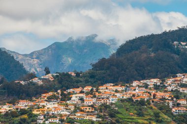 Funchal, Madeira binalarda çatı üstleri üzerinden bir görünüm