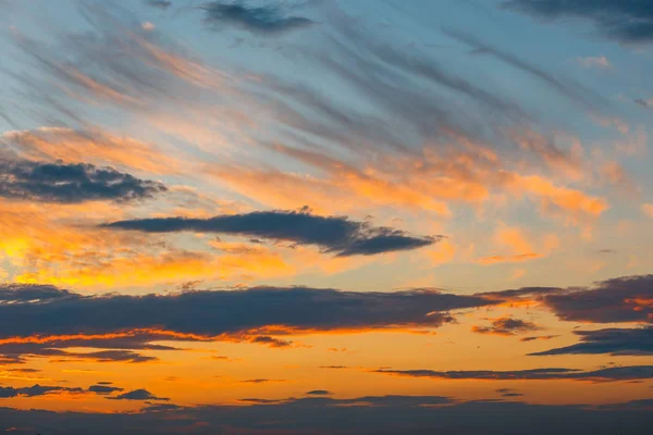 Mooie kleurrijke wolken met avond zonsondergang op de achtergrond — Stockfoto