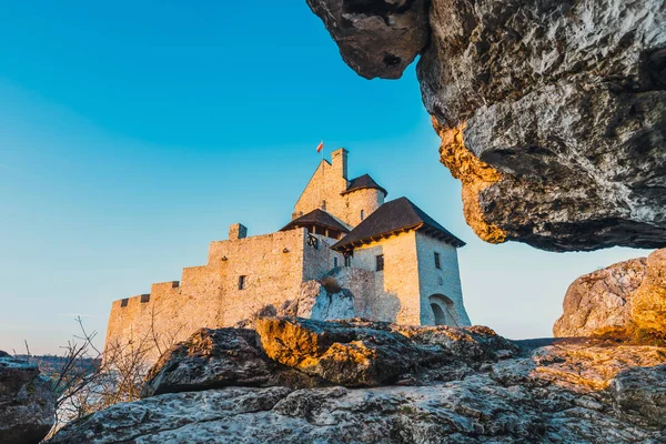 Vue sur le château médiéval de Bobolice, itinéraire touristique Nids d'aigle — Photo