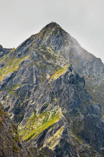 Excursionistas en el sendero de montaña en las altas montañas de Tatra, Polonia —  Fotos de Stock