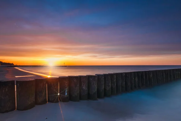 Puesta de sol en la playa, larga exposición — Foto de Stock