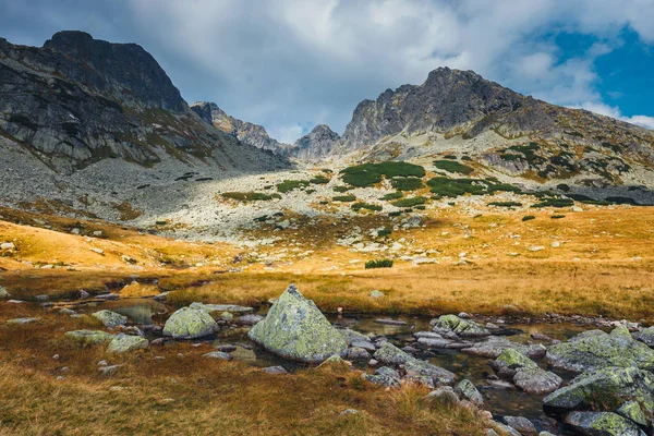 Otoño en el valle de los Cinco Lagos en las altas montañas de Tatra, Polonia — Foto de Stock