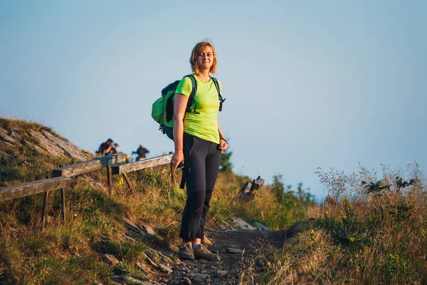 女人站在山顶欣赏美丽的日出 — 图库照片