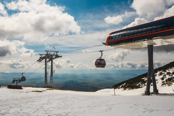 Teleférico de Tatranska lomnica a Skalnate pleso en las montañas de High Tatra, Eslovaquia — Foto de Stock