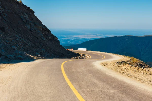 Jalan berkelok-kelok dan berbahaya di Pegunungan Parang di Rumania — Stok Foto