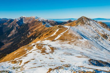 sonbahar dağ manzarası, kırmızı doruklarına Tatra Dağları'nda