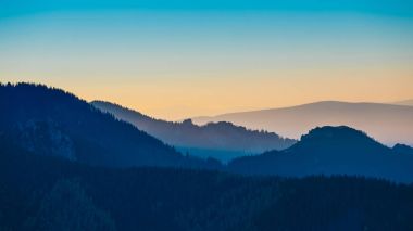 Gasienicowa Glade renkli günbatımı sırasında Tatra Dağları'nda