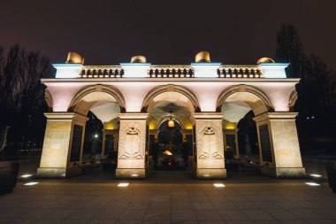 Varşova, Polonya - 12 Mart 2016: Gece görünümü Pilsudski Meydanı Varşova'sonsuz alev ile bilinmeyen askerlerin mezar.