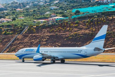 Funchal, Madeira - 6 Temmuz 2016: Funchal Cristiano Ronaldo havaalanında Air Boeing 737 girin inecek. Bu Havaalanı Avrupa'nın en tehlikeli Havaalanları biridir