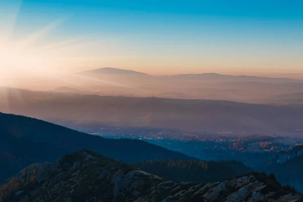 Gasienicowa ξέφωτο στα βουνά Τάτρα πολύχρωμο ηλιοβασίλεμα — Φωτογραφία Αρχείου