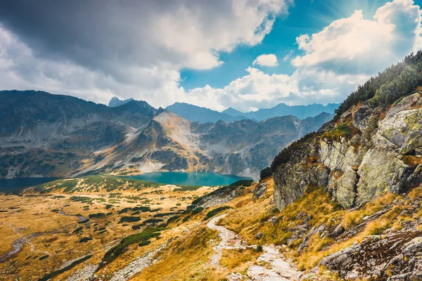 Valle de los cinco lagos en las altas montañas de Tatra, Polonia — Foto de Stock